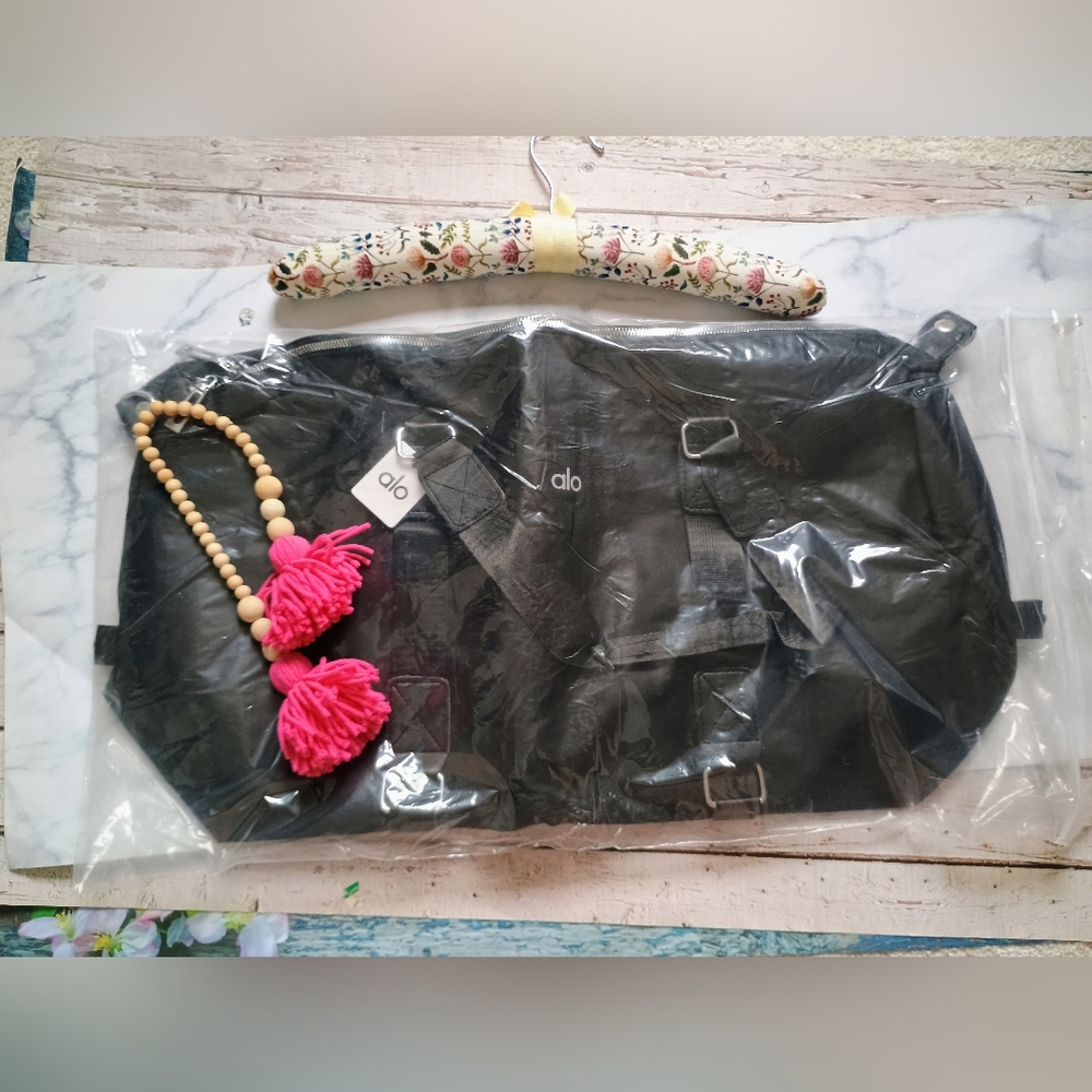 Few Left! Alo Yoga Gym Travel Duffle Tote Bag Black - Picture 5 of 7